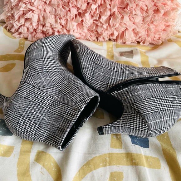 Booties - Picture 13 of 16